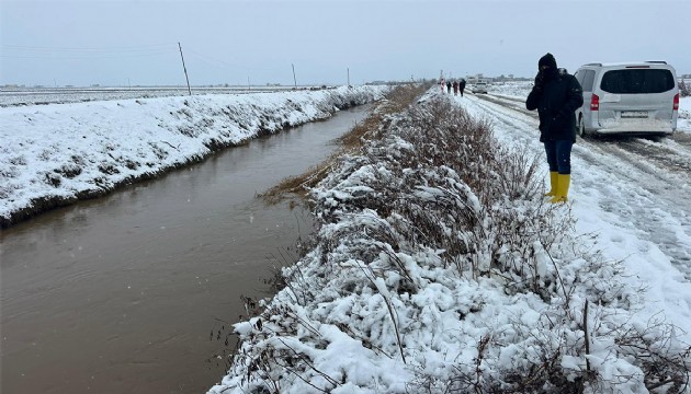 Otomobil sulama kanalına devrildi: Baba ve 3 çocuğu kayıp